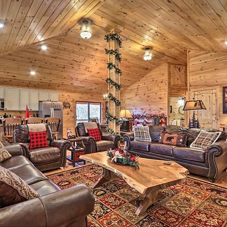 Luxe Cabin With Hot Tub, Theater, Pool Table, Arcade بيدجن فورج المظهر الخارجي الصورة