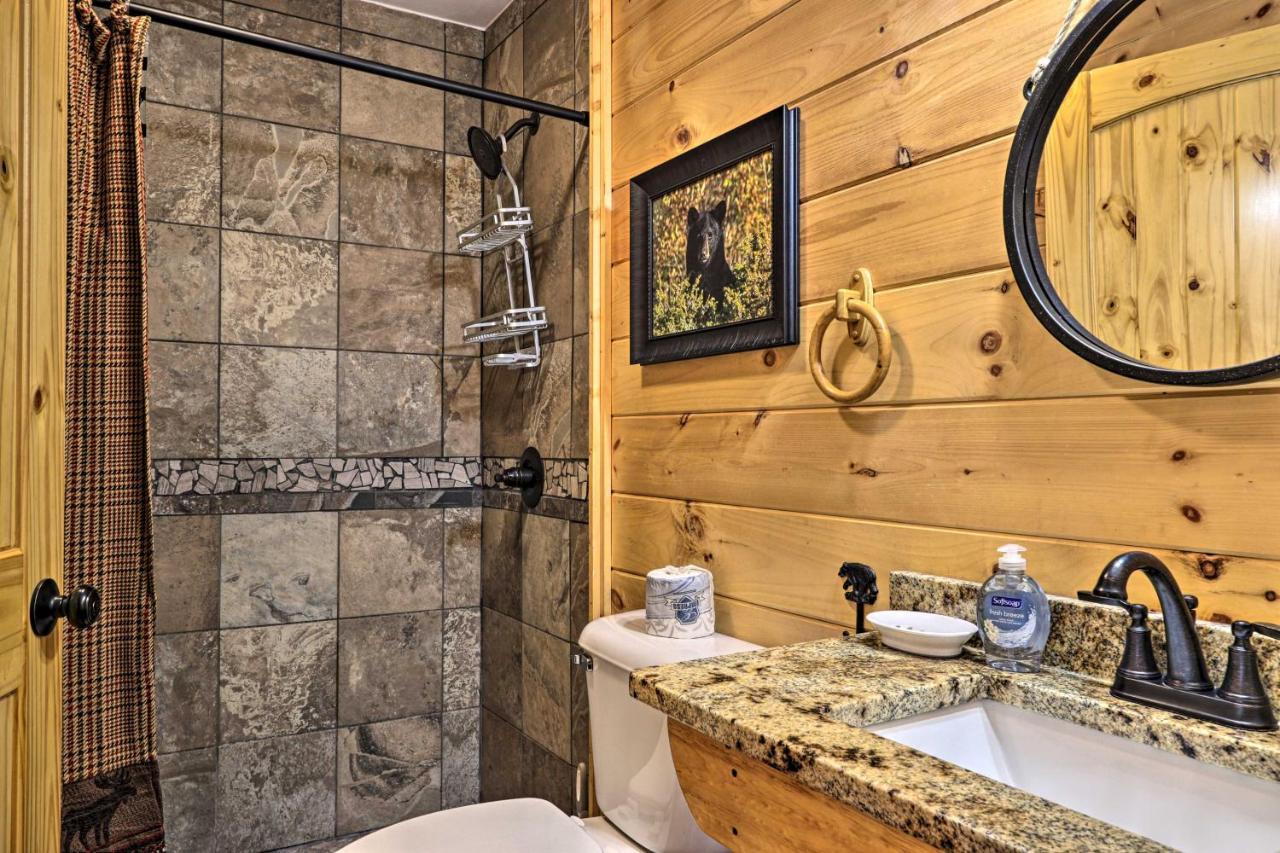 Luxe Cabin With Hot Tub, Theater, Pool Table, Arcade بيدجن فورج المظهر الخارجي الصورة