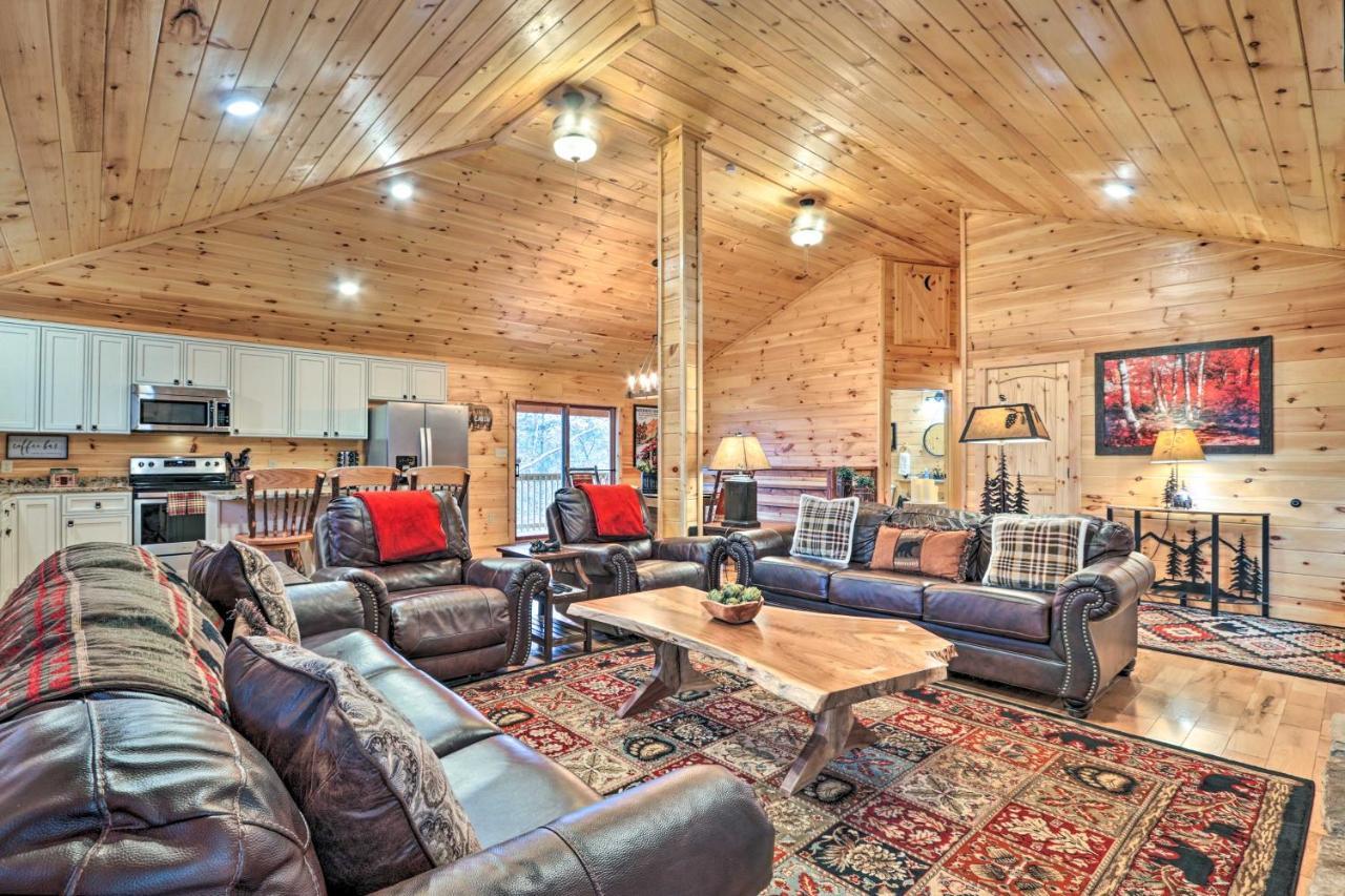 Luxe Cabin With Hot Tub, Theater, Pool Table, Arcade بيدجن فورج المظهر الخارجي الصورة