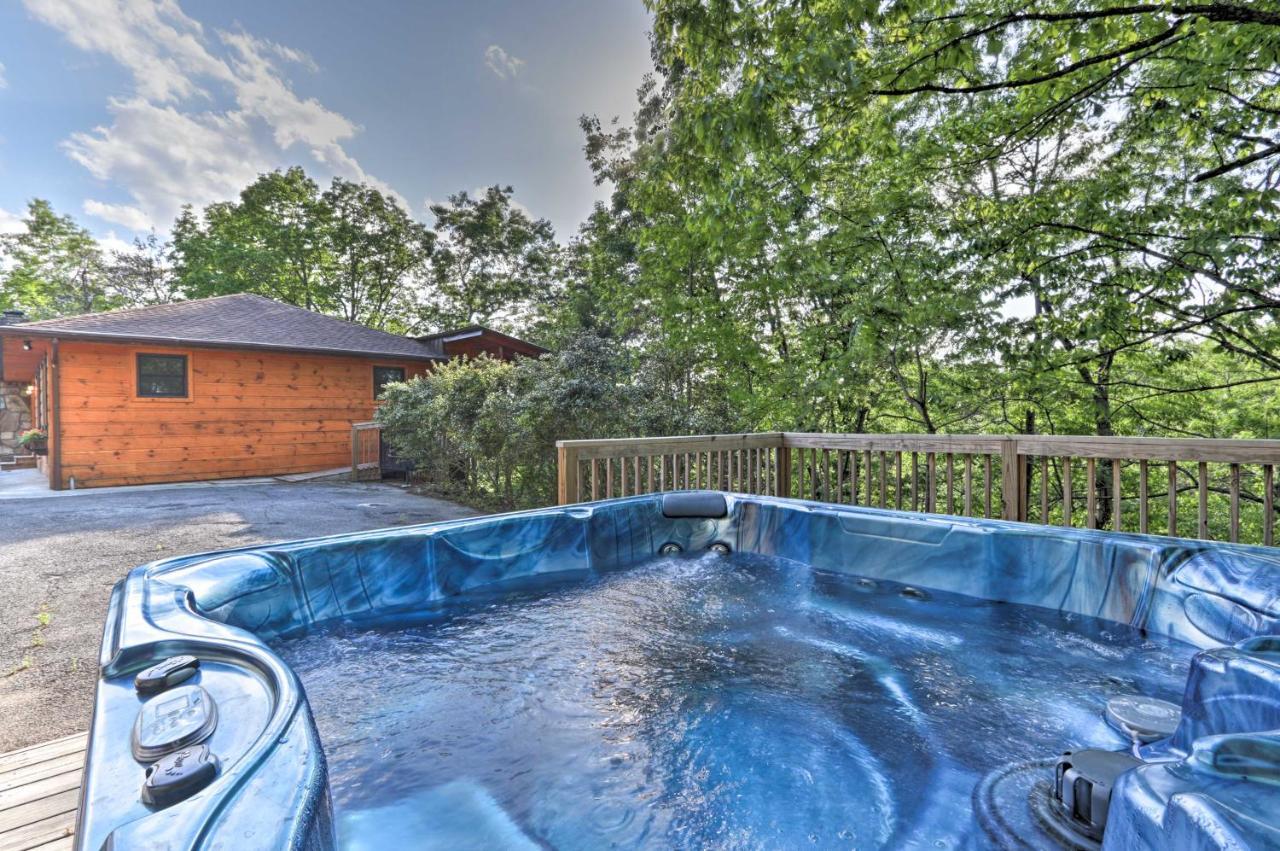 Luxe Cabin With Hot Tub, Theater, Pool Table, Arcade بيدجن فورج المظهر الخارجي الصورة